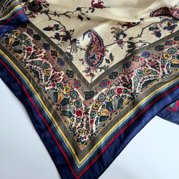 Large silk scarf with floral design. - Picture 8 of 12